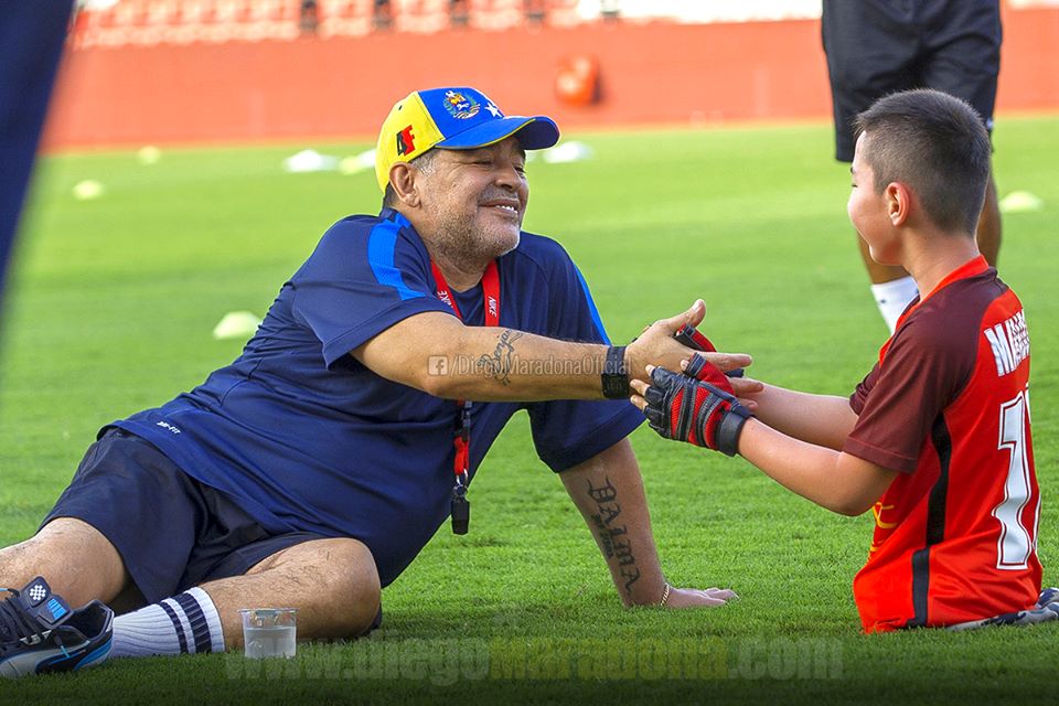 Maradona con bambino disabile