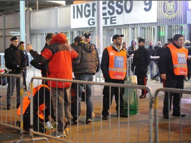 Milan-Napoli arrestati tre tifosi azzurri per aggressione steward