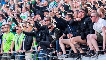 Tifosi Wolfsburg pannolini e spazzatura protesta merde