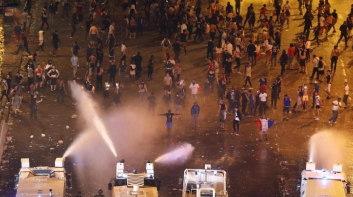 Festa Mondiale Francia scontri disordini con la polizia da Parigi a Lione