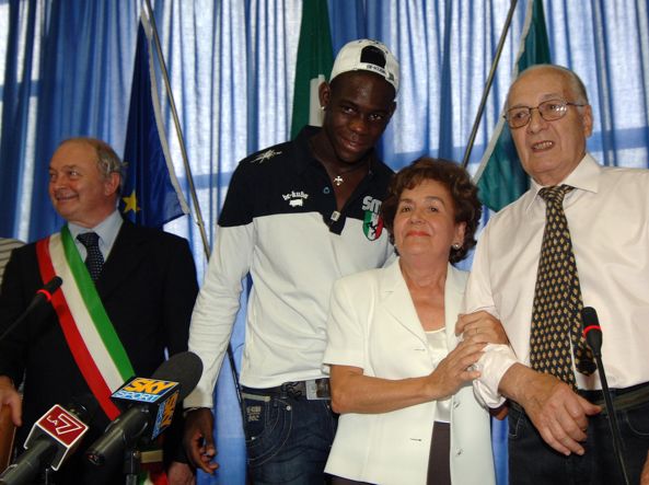 accadde oggi 13 agosto 2008 Balotelli diventa cittadino italiano