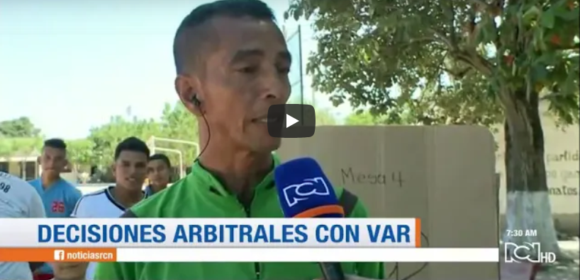 Var artigianale in Colombia: arbitro controlla da un vecchio televisore