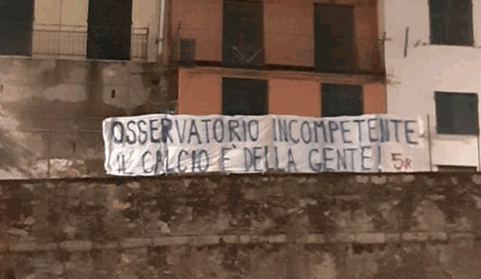 Protesta tifosi Genoa - Milan: resteranno fuori lo stadio