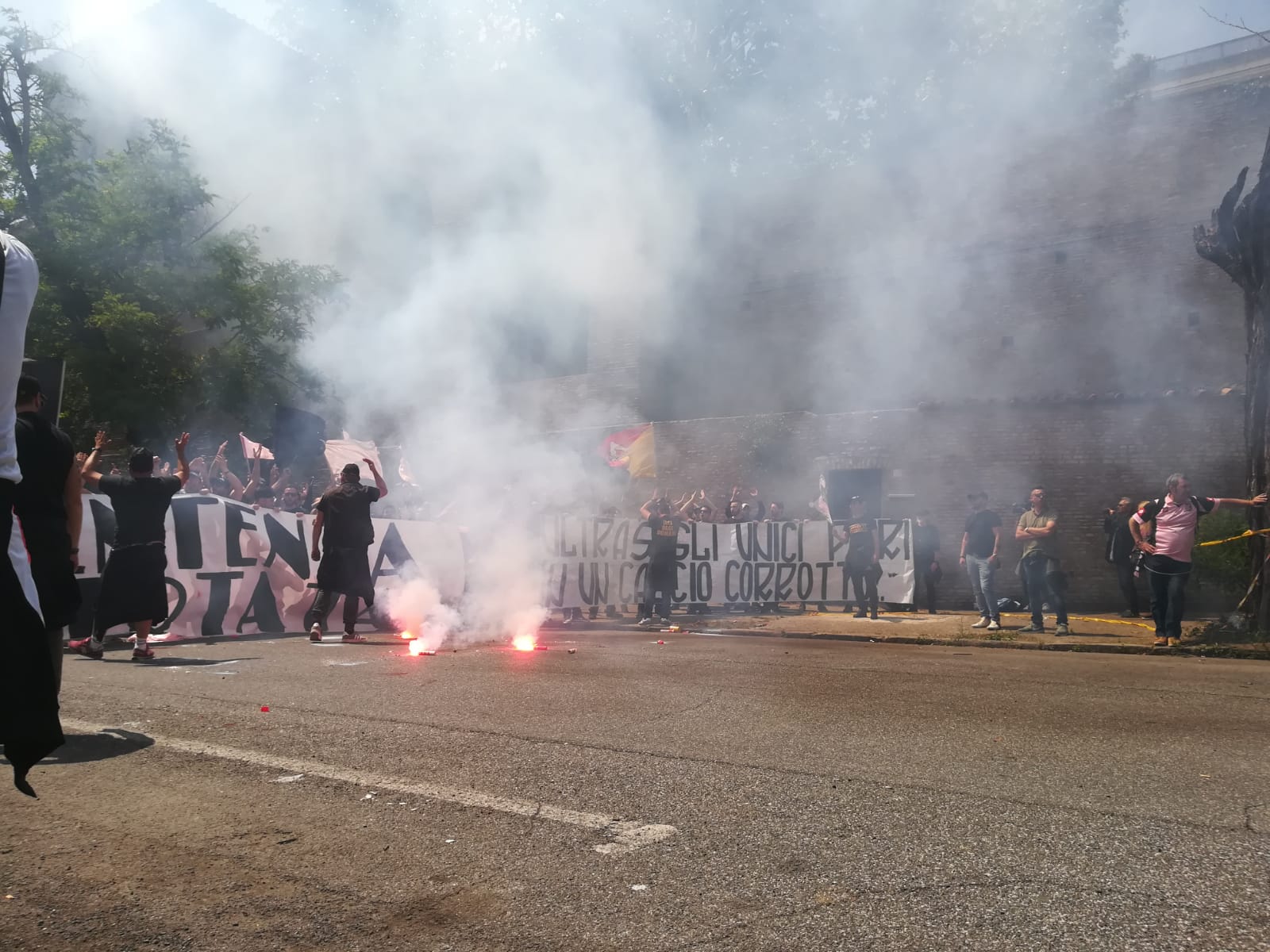 Protesta tifosi Palermo a Roma